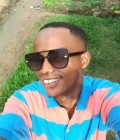 Rencontre Homme : Ange, 37 ans à Chine  Bujumbura 